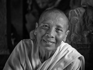 17854_Fotograf_Finn Elmgaard_Cambodian Nun at Angkor Wat_
